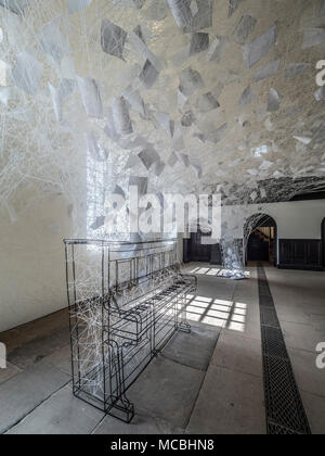 Au-delà de 'Temps' art installation par Chiharu SHIOTA, à la Chapelle, Yorkshire Sculpture Park, Royaume-Uni. Banque D'Images