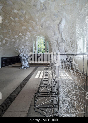 Au-delà de 'Temps' art installation par Chiharu SHIOTA, à la Chapelle, Yorkshire Sculpture Park, Royaume-Uni. Banque D'Images