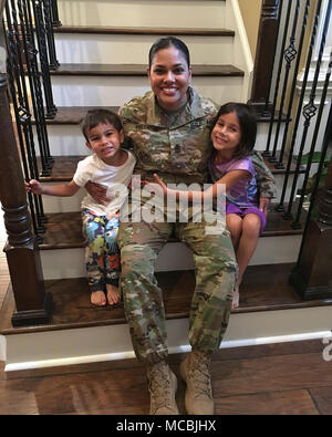 Réserve de l'armée des États-Unis 1er Sgt. Lorraine Smith, premier sergent pour le Siège de l'entreprise et de l'Administration centrale, 98e Division de la formation (formation initiale d'activité), avec sa fille de 4 ans, fils, Cooper, et son 6-année-vieille fille, Isabella. Banque D'Images