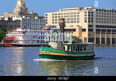 Savannah en Géorgie. Belles Susie King Taylor Ferry traversant la rivière Savannah. Banque D'Images