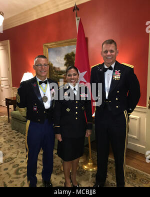 Réserve de l'armée des États-Unis 1er Sgt. Lorraine Smith, premier sergent, l'Administration centrale et de l'Administration centrale, 98e Division de l'entreprise Formation initiale Formation (entrée) à Fort Benning, Géorgie, avec la division de sergent-major de commandement du général commandant, commandement et le Sgt. Le major Todd prêtre et Brigue. Le général Miles Davis. Banque D'Images