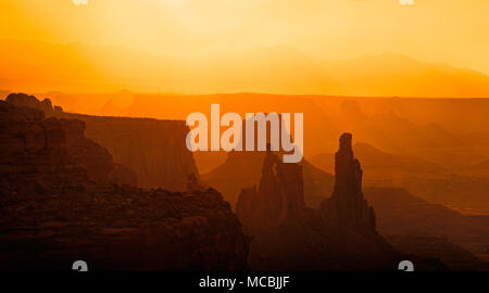 Silhouette, rochers dans la lumière du matin, derrière Montagnes La Sal, Canyonlands National Park, près de Moab, Utah, USA Banque D'Images