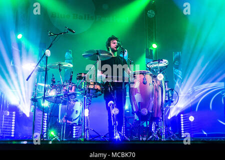 L'Allemand Allemand Folktronica Milky Chance duo, composé de Clemens Rehbein, chant et guitare et Philipp Dausch live Banque D'Images