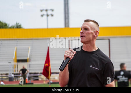 Le Major Scott. Un Stewart, commandant de recrutement Phoenix, aborde les amis et familles des poolees concurrentes dans la piscine annuelle Fonction à Mesa High School, Mesa, Arizona, le 24 mars 2018. La fonction piscine annuel a accueilli plus de 500 Marines, poolees, famille et amis de tout l'état d'Arizona. Banque D'Images