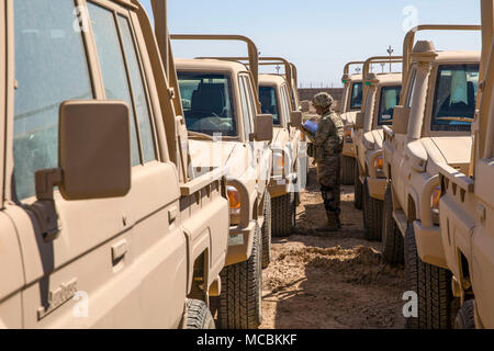 Le sergent de l'armée américaine. Sierra Williams, avec 249e de l'offre Composite, Société 82nd Airborne Division véhicules inventaires en vue d'un transfert d'équipement avec les membres de la force de garde frontière iraquienne au Camp Taji, l'Iraq, le 26 mars 2018. Les États-Unis fournissent la formation et l'équipement de l'objet les forces de sécurité irakiennes à travers le National Defense Authorization Act de l'année financière 2015 ; former et équiper l'Iraq Fonds. La formation et l'équipement est à l'appui de la Force opérationnelle interarmées - fonctionnement inhérentes à la mission de résoudre la défaite et refuser l'asile par la création d'ISIS et permettant aux forces iraquiennes pour défendre et sécuriser Banque D'Images