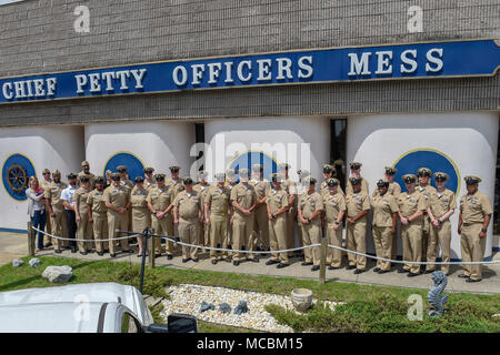 Floride (30 mars 2018) Premier maître de Naval Air Station Pensacola Corry Gare posent pour une photo lors d'une célébration d'anniversaire pour le grade de premier maître. 1 avril, 2018 marque le 125e anniversaire de la Marine canadienne des chefs Mess. Banque D'Images