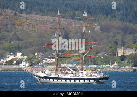 S Stavros Niarchos, un navire gréé en carré exploité par la Tall Ships Youth Trust, passant Gourock sur le Firth of Clyde, en Écosse. Banque D'Images