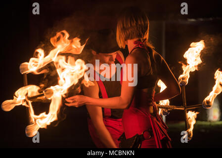 Dramatique incendie-twirling street performance au Carnaval de Sud créatifs de l'émerveillement dans Columbus, Géorgie. (USA) Banque D'Images