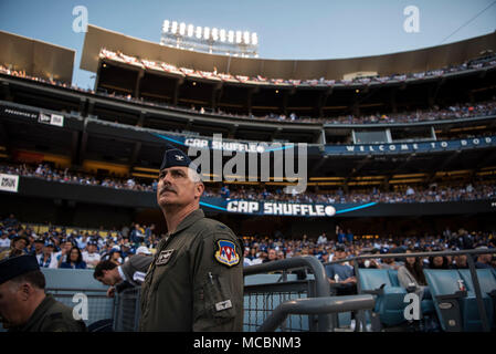 Le colonel Paul Johnson, 71e Escadre d'entraînement au vol (FTW), Vance Air Force Base, Ok, attend d'être introduits sur le domaine de Dodger Stadium, le 29 mars 2018, Los Angeles, Californie Johnson a été l'avion de tête pendant le survol pour les Dodgers de Los Angeles journée d'ouverture. Banque D'Images
