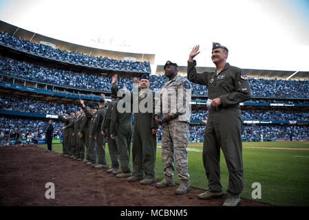 Les membres de la 71e Escadre d'entraînement au vol (FTW), Vance Air Force Base, Ok., marcher sur le stade Dodger's d'être salué après opérations de survol, le 29 mars 2018, Los Angeles, Californie Les membres de la 71e FTW ont été choisie pour effectuer les opérations de survol pour démarrer la saison pour les Dodgers de Los Angeles. Banque D'Images