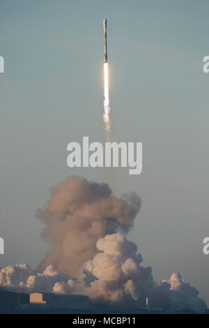 Prise en charge l'équipe de Vandenberg le lancement réussi de la cinquième mission d'Iridium sur une fusée SpaceX Falcon 9 à partir de l'espace complexe de lancement-4 ici vendredi, 30 mars, 2018, à 7:13 h HNP. Banque D'Images