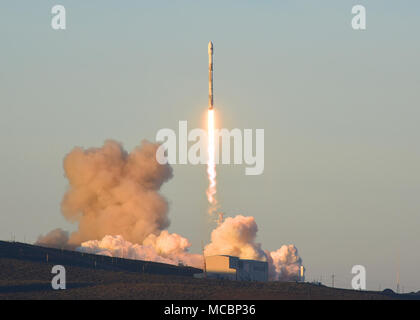 Prise en charge l'équipe de Vandenberg le lancement réussi de la cinquième mission d'Iridium sur une fusée SpaceX Falcon 9 à partir de l'espace complexe de lancement-4 ici vendredi, 30 mars, 2018, à 6:13 h HNP. Banque D'Images