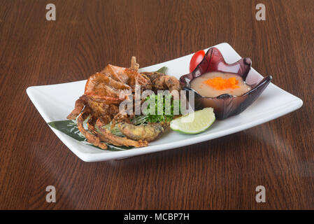 La cuisine japonaise sur l'arrière-plan du crabe. Banque D'Images