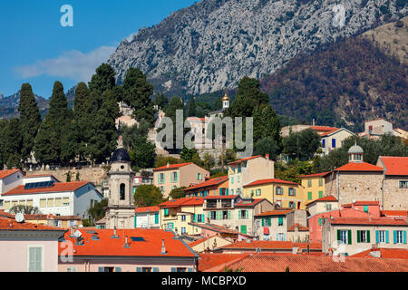 Avis de maisons colorées avec des toits rouges dans la vieille ville de Menton, France. Banque D'Images