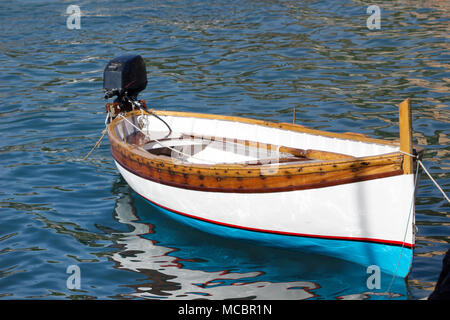 Bateau amarré le long littoral plage au coucher du soleil. Petit bateau sur l'eau. Banque D'Images