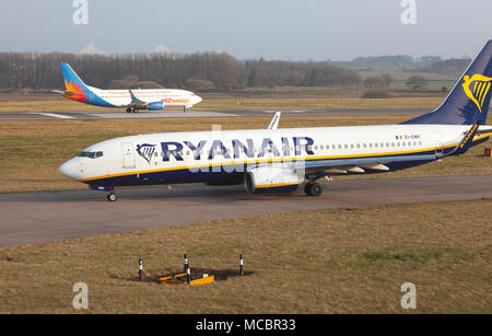 Ryanair et Jet2 taxi sur piste à l'aéroport d'Édimbourg Banque D'Images