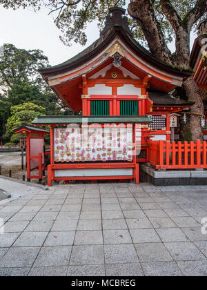 Ema, plaques votives avec des prières ou souhaits écrits sur eux, à l'Usa Jingu, Oita, Kyushu, Japon Banque D'Images