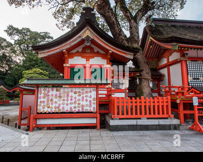 Ema, plaques votives avec des prières ou souhaits écrits sur eux, à l'Usa Jingu, Oita, Kyushu, Japon Banque D'Images