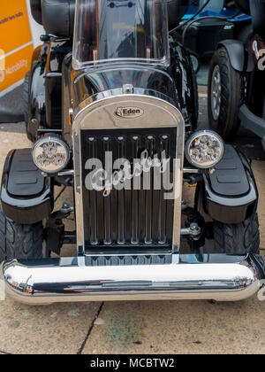 Un fauteuil motorisé pour les personnes à mobilité réduite avec une imitation d'un radiateur de voiture le nom Gatesby Banque D'Images