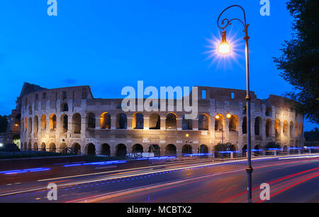 Le célèbre Colisée la nuit, Rome, Italie. Banque D'Images