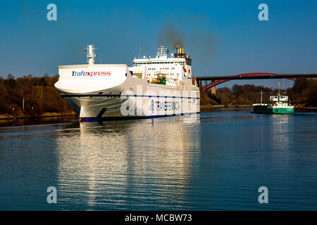 Divers navires sur le transit par le canal de Kiel à partir de l'écluses de Brunsbuttel jusqu'à Kiel Banque D'Images