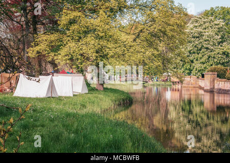 19 avril 2014, les Pays-Bas : Haarzuilens, tentes simple mis en place dans le parc du château au cours de l'Elf Fantasy Fair (Elfia) qui est d'une fantaisie Banque D'Images