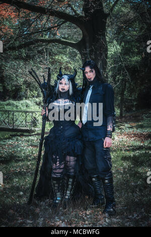 19 avril 2014, les Pays-Bas : Haarzuilens, couple diabolique pose dans la forêt durant l'Elf Fantasy Fair (Elfia) qui est une piscine fantasy eve Banque D'Images