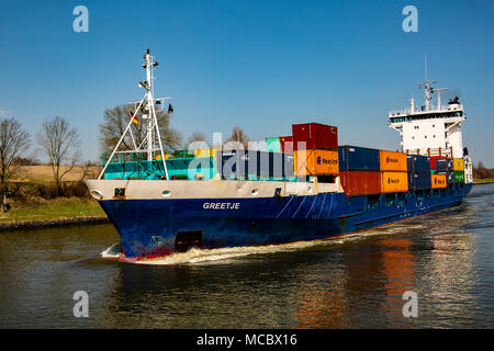 Divers navires sur le transit par le canal de Kiel à partir de l'écluses de Brunsbuttel jusqu'à Kiel Banque D'Images