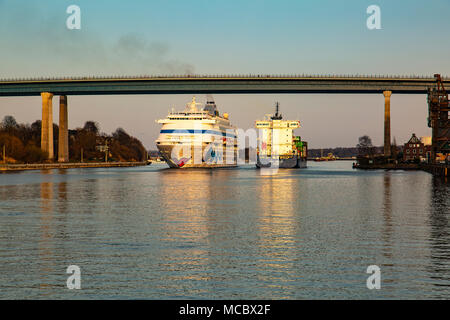 Divers navires sur le transit par le canal de Kiel à partir de l'écluses de Brunsbuttel jusqu'à Kiel Banque D'Images