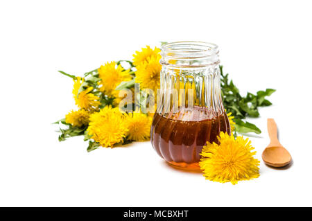 Fleurs de pissenlit et de miel pot isolated on white Banque D'Images