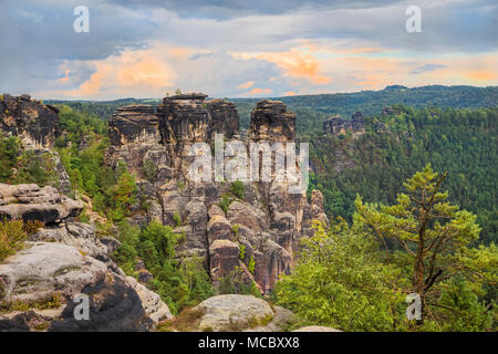 Bastei rochers sur la rive droite de l'Elbe près de la ville de Rathen et Velen. Allemagne Banque D'Images