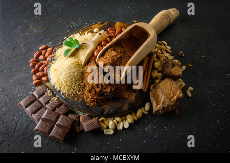 Poudre de cacao, le chocolat, les noix et les épices Banque D'Images