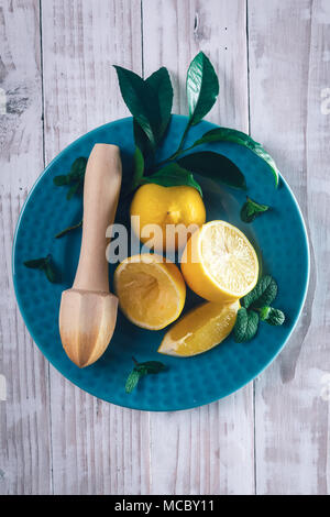 Morceaux de citron sur l'assiette bleue libre Banque D'Images