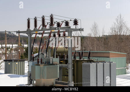 Petite usine de transformateur haute tension à basse tension sur la campagne dans le Nord de la Suède. Banque D'Images