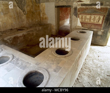 Pompéi. Thermopolium de Asellina. Comptoir Bar avec des trous pour placer les amphores contenant des boissons. Campania, Italie. Banque D'Images