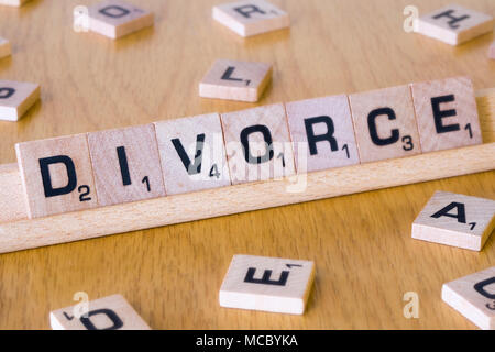 Scrabble lettres épelant le mot divorce Banque D'Images