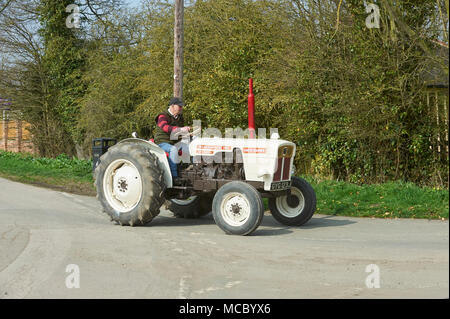 Tous les types de tracteurs sur le terme annuel de bienfaisance pour Macmillan Cancer Support, Driffield, l'East Yorkshire Wolds, England, UK. Banque D'Images