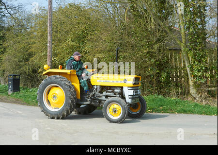 Tous les types de tracteurs sur le terme annuel de bienfaisance pour Macmillan Cancer Support, Driffield, l'East Yorkshire Wolds, England, UK. Banque D'Images