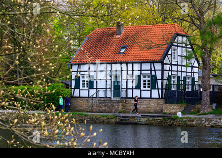 Maison à pans de bois sur la rivière Ruhr au printemps, Mülheim an der Ruhr, Ruhr, Rhénanie du Nord-Westphalie, Allemagne Banque D'Images