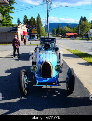 Un type bleu 35 garé en face d'un type noir 40 automobile Bugatti en spéculateur, NY États-Unis tout en visitant les montagnes Adirondack. Banque D'Images