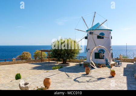 Ancien moulin à vent traditionnel grec sur cap Skinari. L'île de Zakynthos, Grèce Banque D'Images