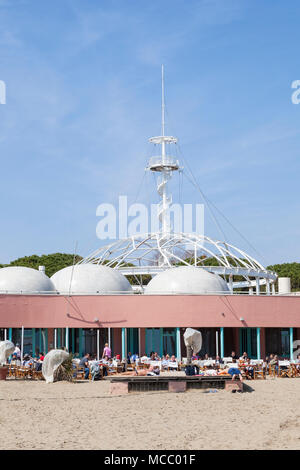 Les habitants de soleil à l'extérieur du restaurant et tour d'observation Blue Moon Beach, Lido di Venezia (Venise Lido, l'île du Lido)), Vénétie, Italie à l'étoile Banque D'Images