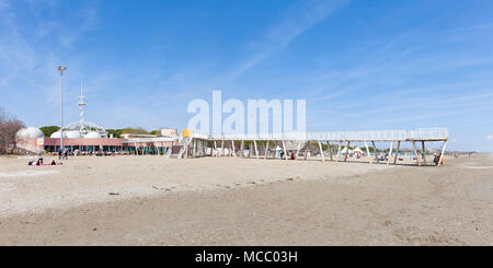 Panorama de couture Blue Moon Beach, Lido di Venezia (Venise Lido), Venise, Vénétie, Italie avec les restaurants, de la jetée et tour d'observation au début de s Banque D'Images