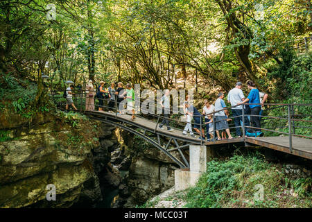 Canyon de Martvili, Géorgie - 14 septembre 2017 : les touristes Internautes Canyon Martvili. Monument naturel est situé dans le village. Inchkhuri Banque D'Images