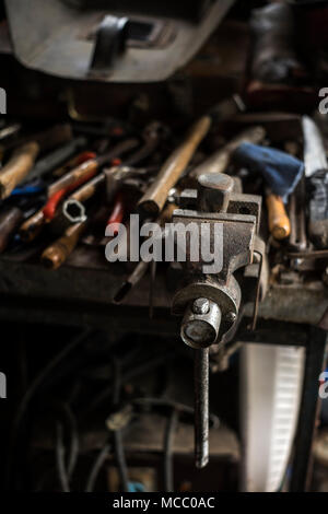 Trousse d'outils à main de sale sur un panneau de bois, Close up Banque D'Images