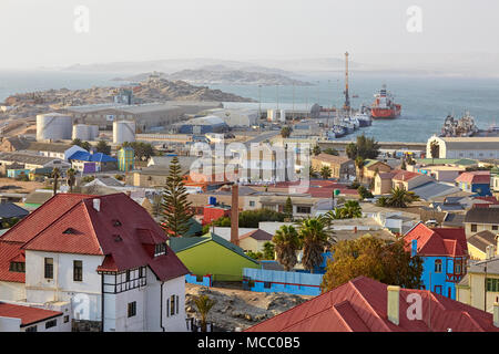 Vue aérienne de Luderitz montrant maisons colorées et le port en Namibie, Afrique Banque D'Images