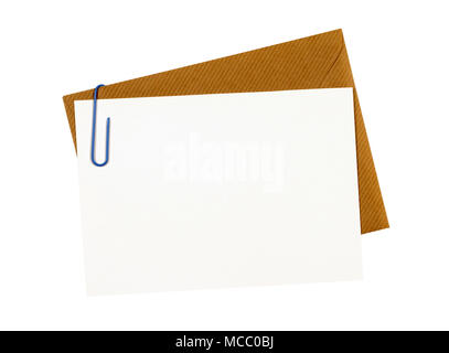 Enveloppe marron, blanc lettre ou carte message, trombone, copy space Banque D'Images