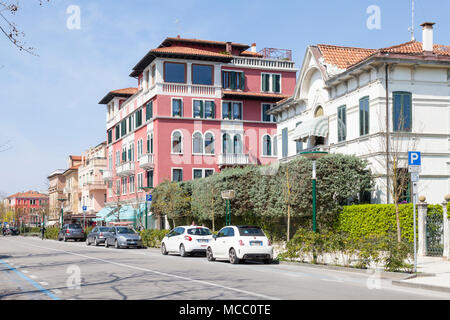 Vue vers le bas Granviale Santa Maria Elisabetta, Lido di Venezia, Venise, Vénétie, Italie avec son architecture de style Liberty Banque D'Images