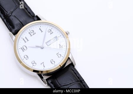 Montre bracelet en cuir avec sangle sur fond blanc Banque D'Images