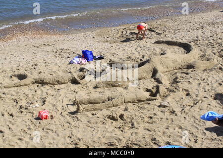 Sculptures de sable d'un homme au repos, monstre de mer et sur la plage de mermaid Shanklin, Shanklin, Isle of Wight, Angleterre, Royaume-Uni, PETER GRANT Banque D'Images